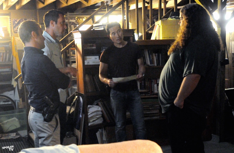 Danny (Scott Caan), Steve, (Alex O'Loughlin) et Chin (Daniel Dae Kim) discutent avec Jerry (Jorge Garcia) dans la cave de sa maison.