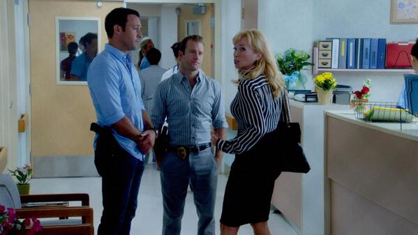 Steve (Alex O'Loughlin) et Danny (Scott Caan) discutent dans un hôpital avec Barbara Cotchin (Rebecca De Mornay). 