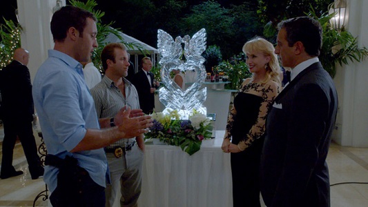 Steve (Alex O'Loughlin) et Danny (Scott Caan) interrogent deux personnes dans le cadre d'une enquête pour meurtre.