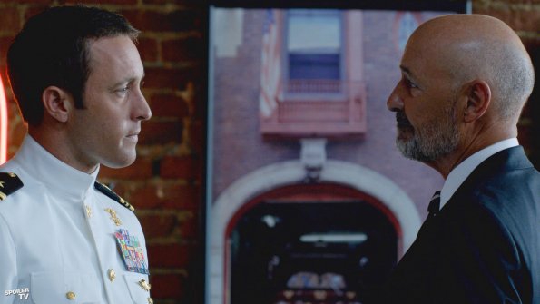 Steve (Alex O'Loughlin) discute avec Joe White (Terry O'Quinn).