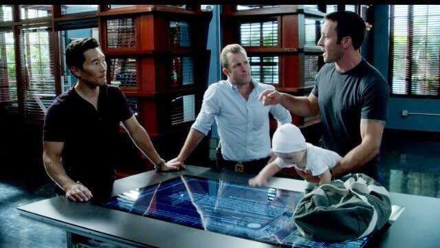 Chin (Daniel Dae Kim), Danny (Scott Caan) et Steve (Alex O'Loughlin) discutent de l'enquête en cours alors que Joan tente de se rendre sur la table tactile.