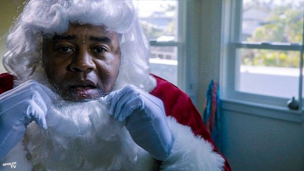 Grover (Chi McBride) se déguise en Père Noël.