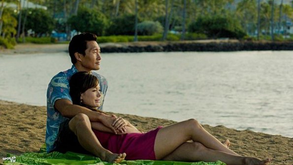 Chin (Daniel Dae Kim) profite d'un moment romantique avec sa petite amie, Leilani (Lindsay Price).