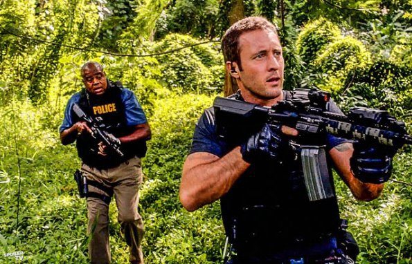 Alors qu'ils sont armés, Steve (Alex O'Loughlin) et Grover (Chi McBride) avancent l'un après l'autre dans la forêt afin de retrouver un criminel...