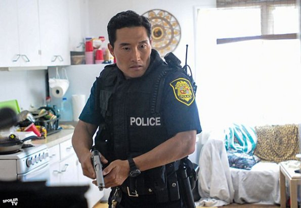 Dans un flashback, Chin (Daniel Dae Kim) se trouve au domicile d'un suspect.