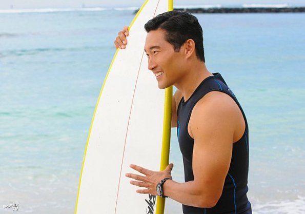 Chin (Daniel Dae Kim) tient entre ses mains une planche de surf.
