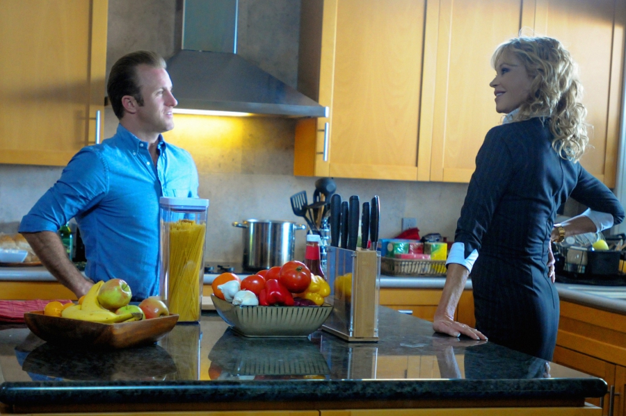 Danny (Scott Caan) se trouve dans sa cuisine avec sa mère, Clara (Melanie Griffith).
