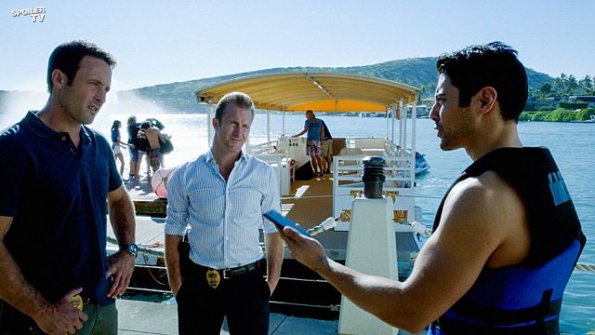 Steve (Alex O'Loughlin) et Danny (Scott Caan) interrogent un homme dans le cadre d'une enquête.