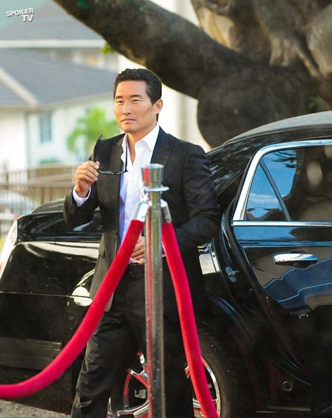 Chin (Daniel Dae Kim) sort d'une voiture de luxe et s'apprête à mettre ses lunettes.