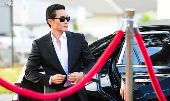 Chin (Daniel Dae Kim) est habillé de manière très élégante pour sa réunion d'anciens élèves.