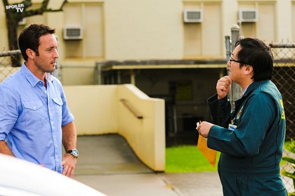 Steve (Alex O'Loughlin) discute avec Max (Masi Oka) sur le lieu de la scène de crime.