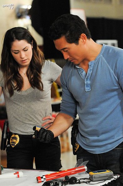 Catherine (Michelle Borth) et Chin (Daniel Dae Kim) tentent de trouver des indices.