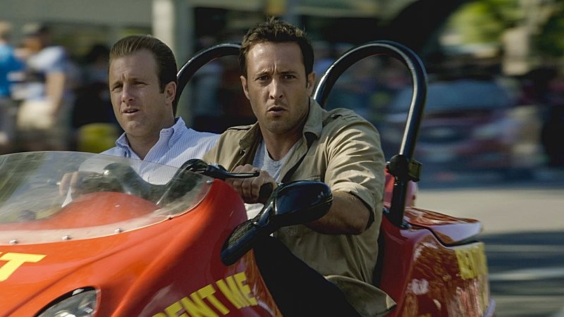 Danny (Scott Caan) et Steve (Alex O'Loughlin) se lancent à la poursuite d'un suspect dans une mini-voiture.