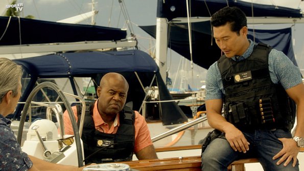 Grover (Chi McBride) et Chin (Daniel Dae Kim) interrogent un homme sur un bateau.