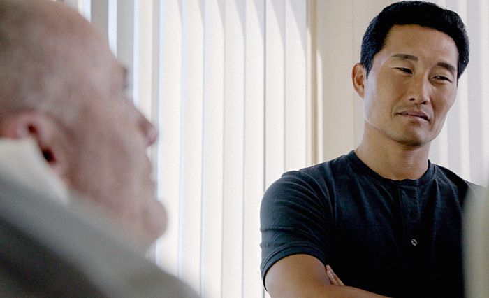 Chin (Daniel Dae Kim) interroge un suspect dans une chambre d'hôpital.