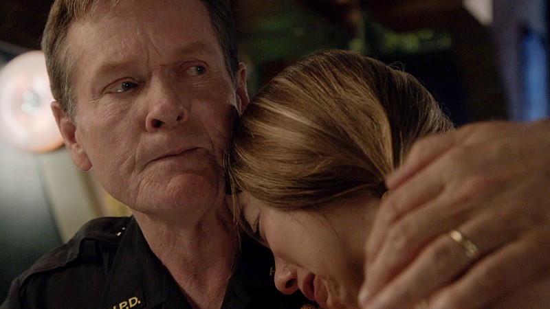 John (William Sadler) réconforte Ellie Clayton (Chanel Marriott) dont le père vient de mourir.