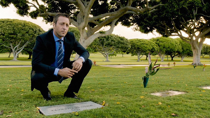 McGarrett (Alex O'Loughlin) se trouve devant la pierre tombale de son père, John.