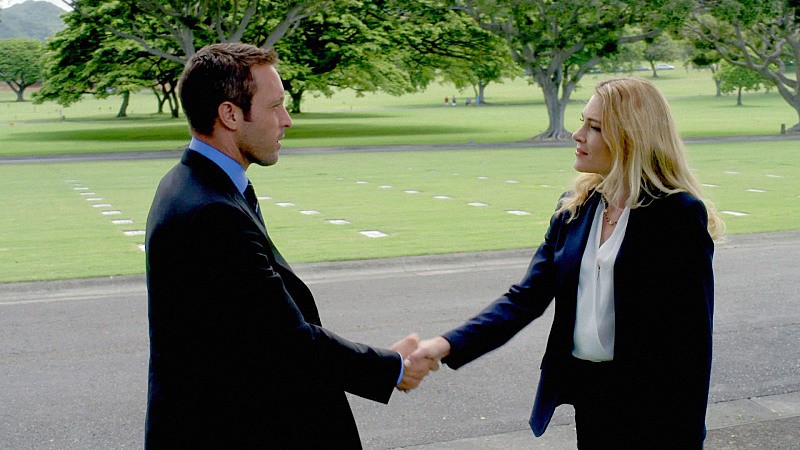 Steve (Alex O'Loughlin) fait la rencontre d'Ellie Clayton (Mirrah Foulkes).