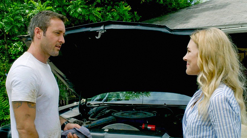 Steve (Alex O'Loughlin) discute avec Ellie (Mirrah Foulkes) tout en réparant sa voiture.