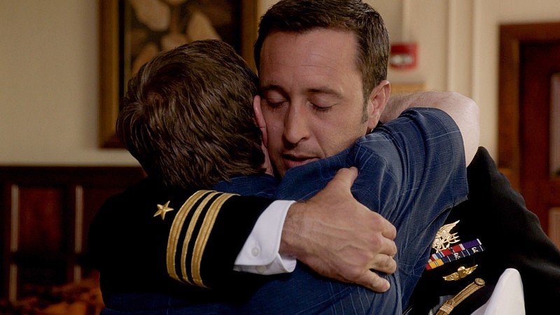 Steve (Alex O'Loughlin) prend son père, John (William Sadler), dans ses bras.
