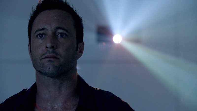 Steve (Alex O'Loughlin) est enfermé dans une pièce avec un vidéo-projecteur.