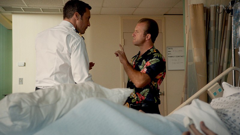 Steve (Alex O'Loughlin) et Danny (Scott Caan) se disputent devant un suspect dans une chambre d'hôpital.