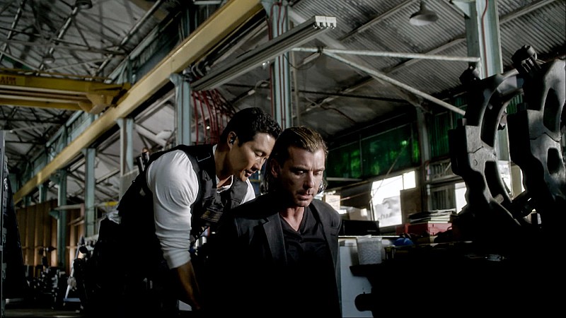 Chin (Daniel Dae Kim) vient de procéder à l'arrestation de Johnny Moreau (Gavin Rossdale).