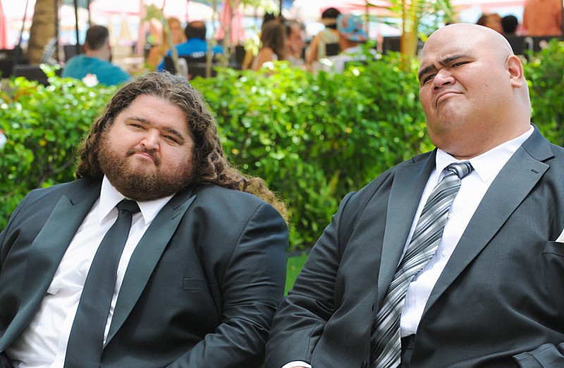 Jerry (Jorge Garcia) et Kamekona (Taylor Wily) assistent à un mariage.