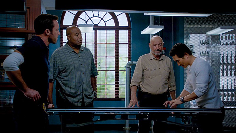 Steve (Alex O'Loughlin), Grover (Chi McBride), Joe (Terry O'Quinn) et Chin (Daniel Dae Kim) sont réunis autour de la table tactile.