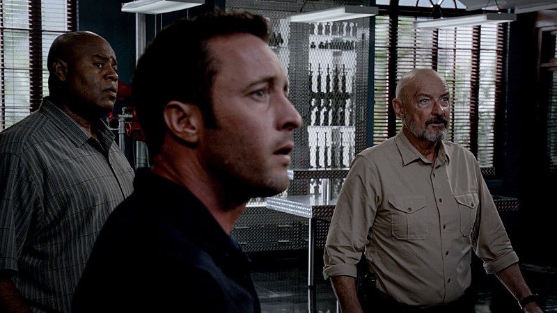 Steve (Alex O'Loughlin), Grover (Chi McBride) et Joe (Terry O'Quinn) visionnent des images sur l'écran géant situé en face d'eux.