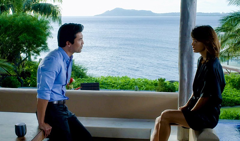 Adam (Ian Anthony Dale) et Kono (Grace Park) discutent ensemble.
