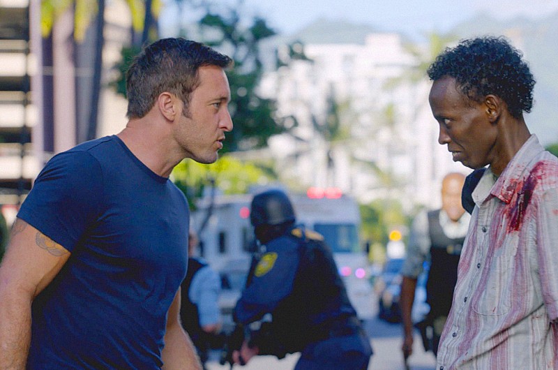 Steve (Alex O'Loughlin) confronte le terroriste, Roko Contee (Barkhad Abdi).