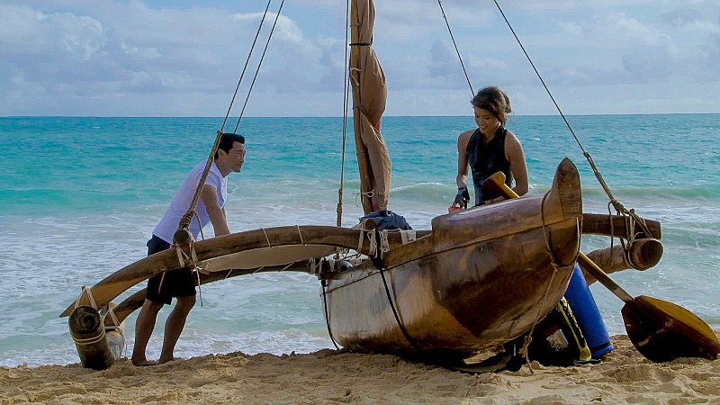 Chin (Daniel Dae Kim) et Kono (Grace Park) discutent ensemble sur une plage.