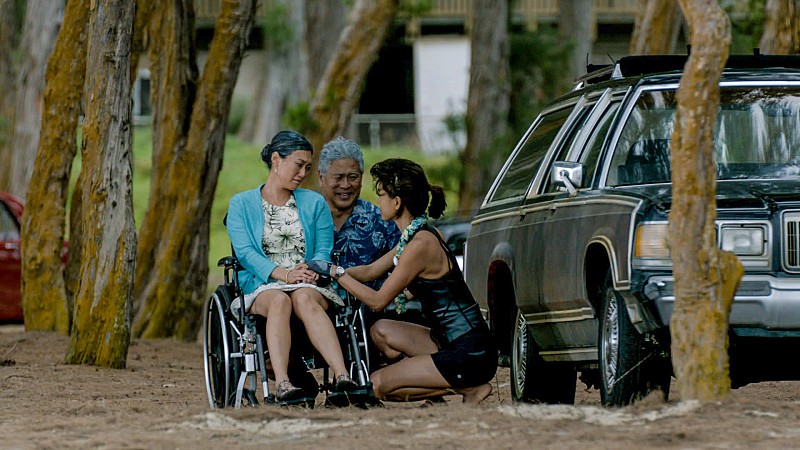 Kono (Grace Park) discute avec son père et sa mère qui est en fauteuil roulant.