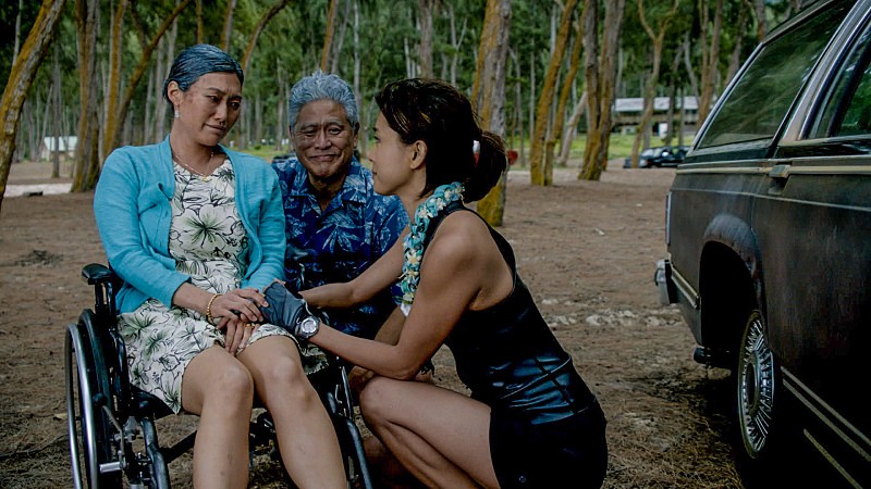 Kono (Grace Park) passe un moment avec ses parents, Nani et Ke'ano Kalakaua.