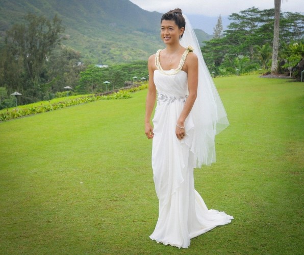 Kono (Grace Park) est vêtue de sa robe de mariée.