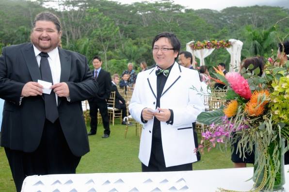 Jerry (Jorge Garcia) et Max (Masi Oka) se trouvent à la cérémonie de mariage de Kono et Adam.