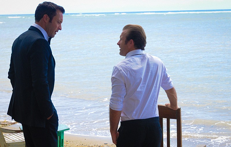 Steve (Alex O'Loughlin) et Danny (Scott Caan) ont une conversation ensemble.