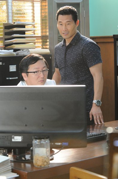 Dans son bureau, Max (Masi Oka) montre quelque chose à Chin (Daniel Dae Kim) sur l'ordinateur.