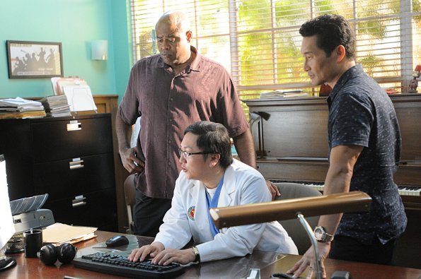 Grover (Chi McBride) et Chin (Daniel Dae Kim) sont réunis autour de Max (Masi Oka) qui pianote sur le clavier de son ordinateur.