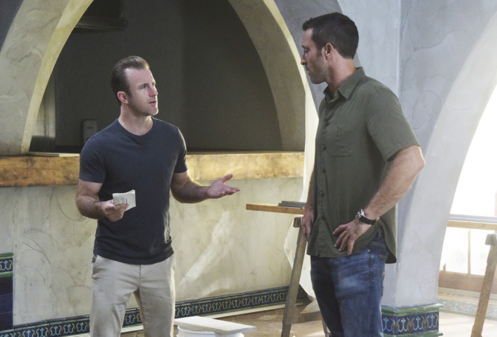 Danny (Scott Caan) et Steve (Alex O'Loughlin) ont une conversation importante concernant le restaurant.