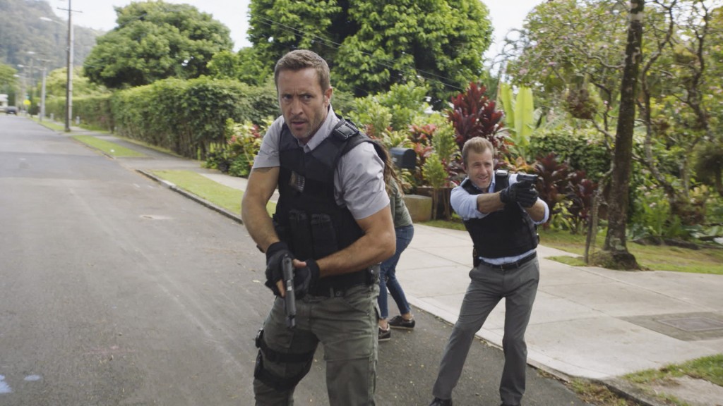 Steve (Alex O'Loughlin) et Danny (Scott Caan) viennent de perdre la trace d'un suspect.