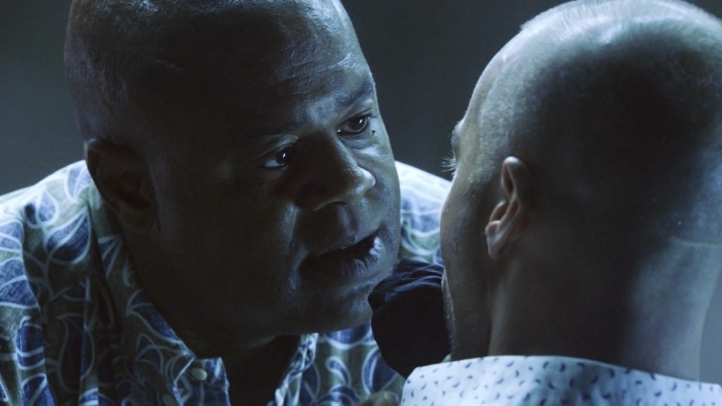 Grover (Chi McBride) se trouve dans la salle d'interrogatoire avec Aaron Wright.