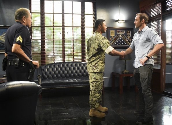 Dans son bureau, Steve (Alex O'Loughlin) serre la main de Junior (Beulah Koale) sous le regard du Sgt. Lukela (Dennis Chun).