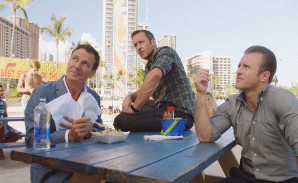 Harry Langford (Chris Vance) mange au camion de crevettes en compagnie de Steve (Alex O'Loughlin) et Danny (Scott Caan).