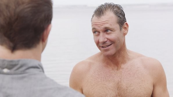 Harry (Chris Vance) se trouve sur une plage avec Danny (Scott Caan).