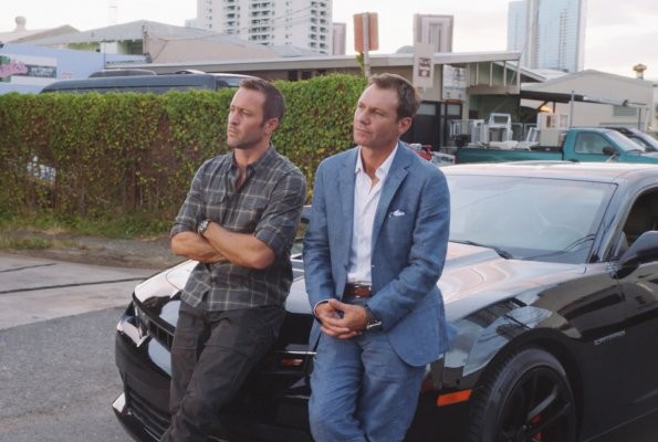 Steve (Alex O'Loughlin) et Harry (Chris Vance) se posent sur le capot de la voiture de Danny.