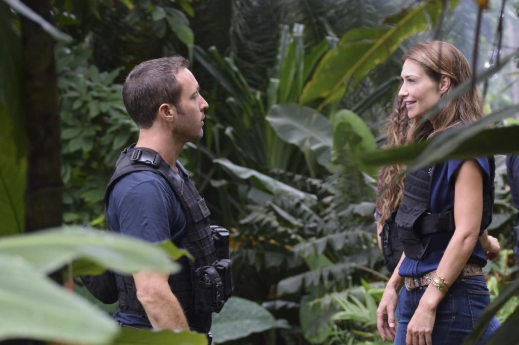 En pleine forêt, Steve McGarrett (Alex O'Loughlin) discute avec Alicia Brown (Claire Forlani).