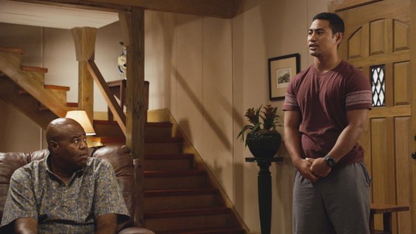 Junior (Beulah Koale) prend la parole sous le regard de Grover (Chi McBride).