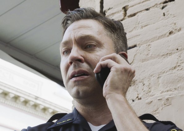 Oliver (Michael Weston) qui souffre d'un trouble de la personnalité est en train de passer un appel téléphonique.